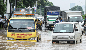 Hà Nội: Xe chết máy ở đường gom đại lộ Thăng Long, tài xế mòn mỏi chờ cứu hộ