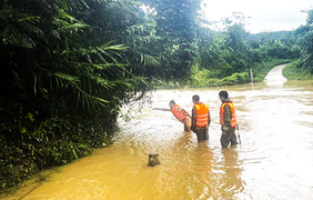 Cố gắng vượt suối để về nhà, người phụ nữ bị nước lũ cuốn trôi