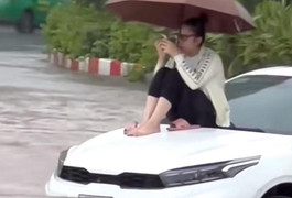 Cô gái ngồi trên ô tô lướt điện thoại giữa biển nước: Đây là kỷ niệm đáng nhớ