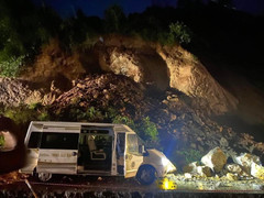 Mưa lớn, đất đá sạt lở, Quốc lộ 6 ùn tắc kéo dài