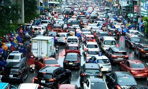 Hà Nội mưa xối xả, khắp các tuyến đường lâm cảnh ngập lụt, ùn tắc