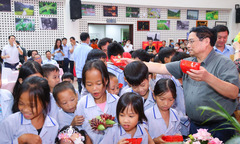 Thủ tướng tặng quà Trung thu cho bệnh nhi tại Viện Huyết học - Truyền máu TƯ