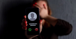 Bị kẻ lạ giả danh công an đe dọa, cụ bà ở Quảng Ngãi suýt mất 900 triệu đồng