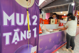 Sát đêm Trung thu, quầy bánh đua nhau giảm giá, đóng cửa sớm vì vắng khách