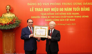 Nguyên Tổng Bí thư Nông Đức Mạnh nhận Huy hiệu 60 năm tuổi Đảng
