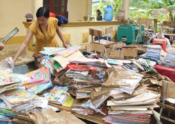 Sau lũ, giáo viên cào bùn nhão nhoẹt tìm sách vở cho trò