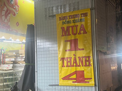 Bánh Trung thu bán tháo vẫn ế ẩm, chủ hàng tính mang đi từ thiện