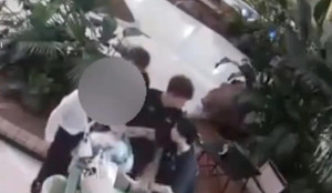 Bồi bàn bị mất việc, phạt tiền vì ngăn bà mẹ dùng ghế đánh con, dân mạng phẫn nộ