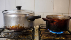 Mẹo tránh đen nồi khi dùng bếp ga