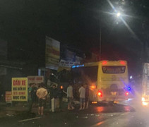 Xe khách và ô tô 16 chỗ tông nhau, 4 người chết, nhiều người bị thương