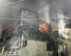 Giải cứu 6 người dân mắc kẹt trong vụ cháy nhà ở Đà Nẵng