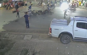 Hai xe máy đối đầu nhau ba thanh niên tử vong