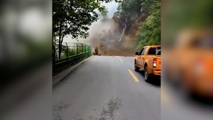 Sạt lở đất đá khiến tài xế phải cho xe lùi khẩn cấp để tránh nạn