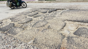 Xe chở cát quần thảo ngày đêm, đường tỉnh lộ tại Bình Định nát bươm