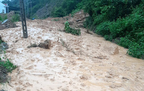 Lũ ống bất ngờ xuất hiện giữa thời tiết nắng ráo ở Nghệ An