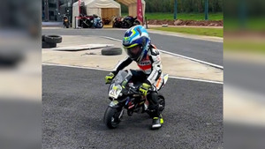 Tay đua 5 tuổi trình diễn kỹ năng lái xe điêu luyện