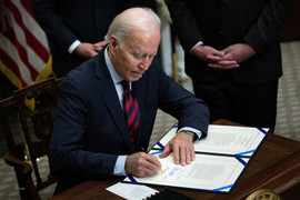 Tổng thống Mỹ Biden ký ban hành đạo luật ngân sách tạm thời