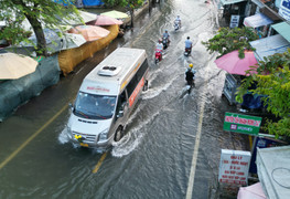 TP.HCM: Triều cường từ sáng sớm, người dân bì bõm giữa biển nước