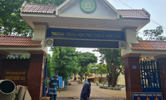 Nữ sinh dùng guốc đánh vào đầu bạn đổ máu ngay trong trường