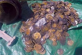 Thợ lặn dọn rác dưới đáy biển tình cờ thấy kho báu khổng lồ