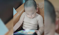 Em bé khoe bụng 6 múi, mà múi này lạ lắm 