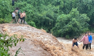 4 đứa trẻ mắc kẹt giữa dòng nước dữ