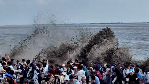 Đổ xô đi xem thủy triều, hàng trăm du khách bị sóng đánh 