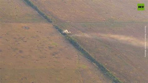 Xe bọc thép Ukraine ngụy trang bị tấn công, bốc cháy dữ dội