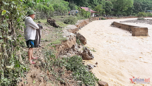 Mưa lũ cuốn phăng 100m đường nhựa, cô lập hàng nghìn người ở Nghệ An