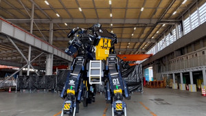 Robot 'biến hình' khổng lồ trị giá 3 triệu USD 