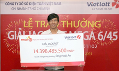 Một người trúng Vietlott hơn 14 tỷ đồng không đeo mặt nạ khi nhận giải