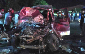 Ô tô con biến dạng sau va chạm xe khách, tài xế tử vong trong cabin