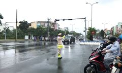 Hiệu lệnh của CSGT trái với biển báo thì đi thế nào?