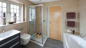 Phòng tắm dùng xong nên đóng hay mở cửa? 