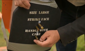 Khoảnh khắc áo chống đạn Mỹ bị đạn AK Nga xuyên thủng trong thử nghiệm