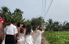 Quyết bắt hoa cưới, người đẹp ngã xuống ao