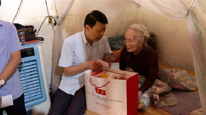 Bắc Ninh: Lãnh đạo huyện Yên Phong thăm và tặng quà người cao tuổi