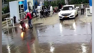 Vừa khởi động, xe máy bốc cháy dữ dội tại trạm xăng