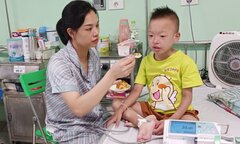 Người mẹ trẻ 6 năm ăn cơm từ thiện dành tiền chữa bệnh cho con
