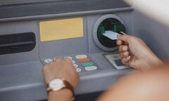 Cách rút tiền ở cây ATM không bị nuốt thẻ 