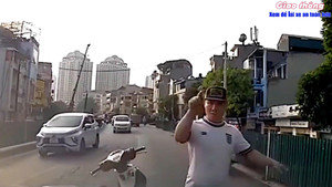 Người đàn ông đi xe máy 2 lần chặn đầu ô tô gây gổ trên phố Hà Nội
