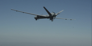 Cận cảnh UAV xâm nhập phòng tuyến Ukraine, thả tờ rơi kêu gọi hạ vũ khí 