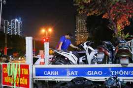 Bị CSGT lập biên bản xử phạt, tài xế ngang nhiên bỏ xe đi về