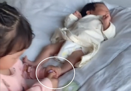 Bé gái lôi đứa em lọt lòng ra làm nail khiến người mẹ bất lực