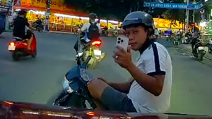 'Chí Phèo' ngang nhiên chặn đầu ô tô quay phim, chụp hình gây phẫn nộ