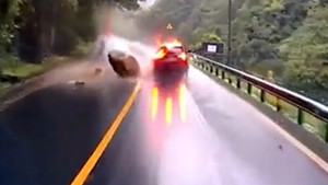 Khoảnh khắc tảng đá khổng lồ rơi từ trên núi, suýt trúng ô tô