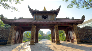 Bên trong ngôi chùa gốm sứ thời Trần ở Bát Tràng 