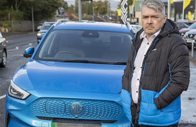 Ô tô điện lao như điên vì phanh hỏng, cảnh sát chịu tông xe để tránh tai nạn