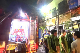 Giải cứu 3 người kẹt trong căn nhà bốc cháy dữ dội ở Đà Nẵng