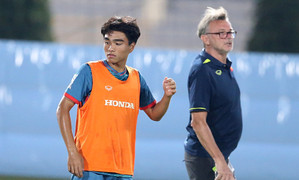 HLV Troussier đưa Công Phương lên tập cùng đội tuyển Việt Nam